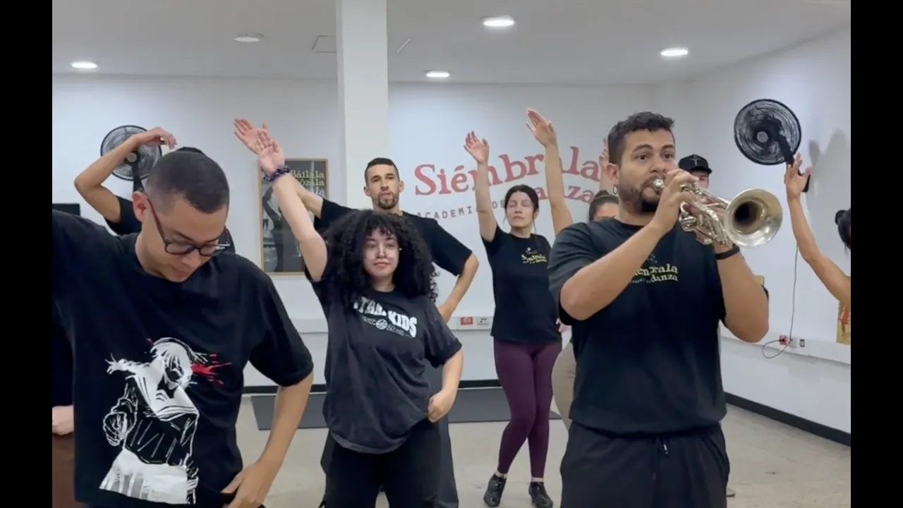 Group salsa class on musicality with Siembrala