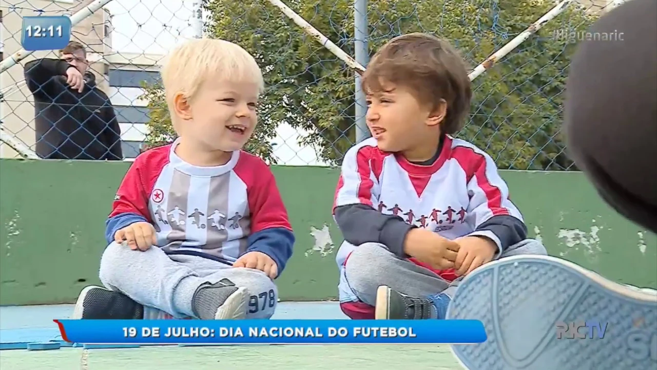 Futebol ajuda a ensinar outro idioma para crianças em Itajaí