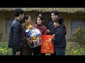 Lagu The visit of special people during Tet (Lunar New Year) deeply touched and delighted Tu Phan. 