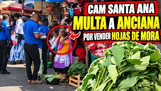 Agentes del CAM Santa Ana multan a anciana por vender hojas de mora afuera del mercado.