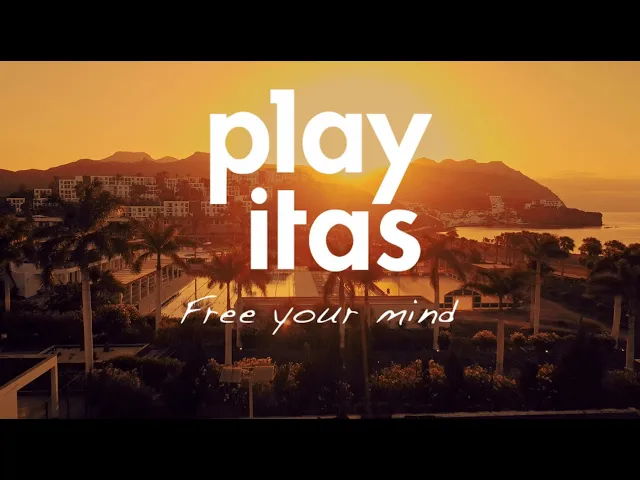 Playitas Resort bij zonsondergang, tussen de bergen en de baai.