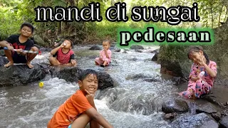 mandi di sungai pedesaan anak anak mandi di sungai bermain air di sungai serunya main di sungai