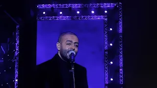 تامر عاشور   بقول عادي اداء يبكي و حساس جد ا      دندنها