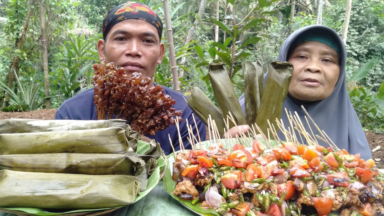 Sate kikil sapi dgn lontong daun pisang