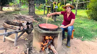 Uma goiabada tamanho família feita de goiabas gigantes