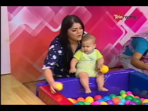 La Nena realiza estimulación con sus mellizos