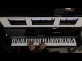Taurey Butler met à l'essai le piano droit de marque Piano Esmonde White