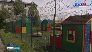 Игровую площадку частного детского сада огородили забором и колючей проволокой