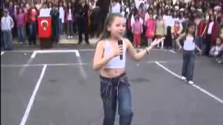 23 Nisan Hadise Düm Tek Tek Gösterisi 