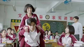 طالبه كسوله وغبيه جدا لدرجة ان اوسم شاب فالمدرسة بيشيلها للسبوره عشان تحل المسألة ملخص مسلسل كامل 