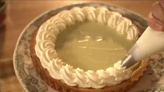 بليلة زوواجنا قرب ولدعمي العصـ بي وهمس بأذني اخذتك ع صـبا عليك 