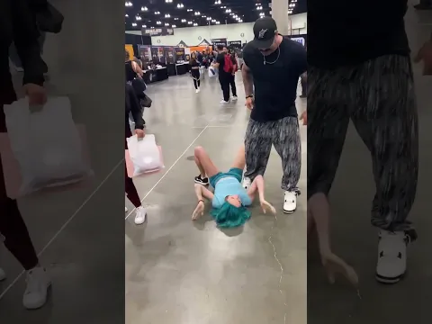 What is going on? 🤷‍♂️😳 🎥: #fitness #workout #acrobatics