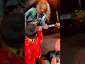 Download Lagu Kirk Hammett letting his mini fans touch his guitar in Hamburg 2023
