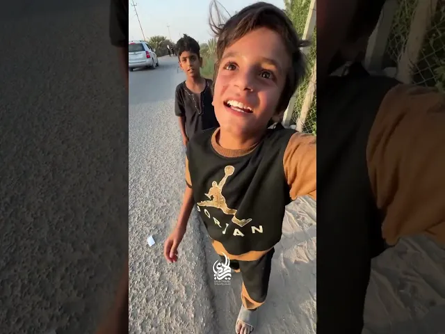 ⁣⁨ ⁨ أطفال يرفعون الشنط ويضعون التعب عن أكتاف الزائرين