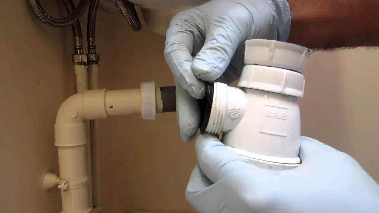 Démonter un siphon pour déboucher l’évier