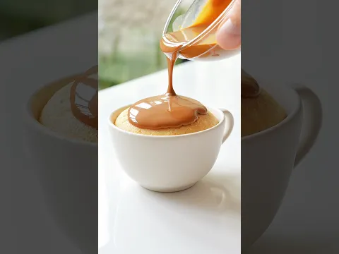 BOLO DE CANECA COM CALDA DE COCE DE LEITE (RECEITA INFALÍVEL)