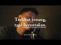 Download Lagu Terlihat tenang, tapi berantakan.