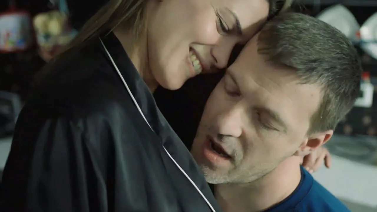 LIMPIADOR DE CALLES SEDUCE A UNA MUJER RICA | PALABRAS CRUZADAS | Amor - Series y novelas en Español: video thumbnail