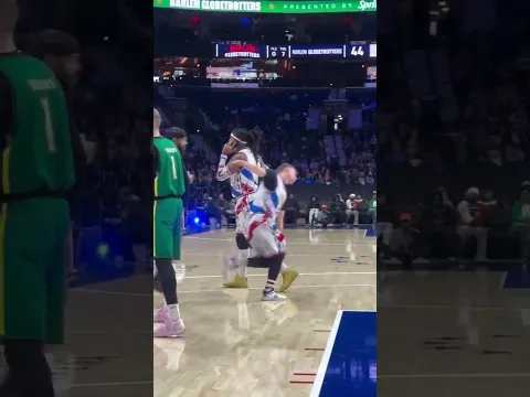 You’ve never seen a shot like this 🏀🎯 #HarlemGlobetrotters #basketball #trickshots