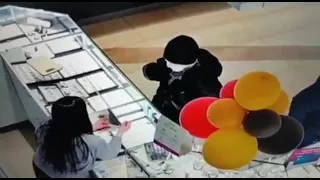 В Омске будут судить мужчину в бинтах за кражу золотой цепочки из магазина