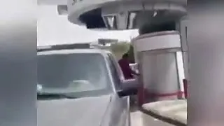 سعودي يضرب عامل محطة وقود للبسه شماغ 