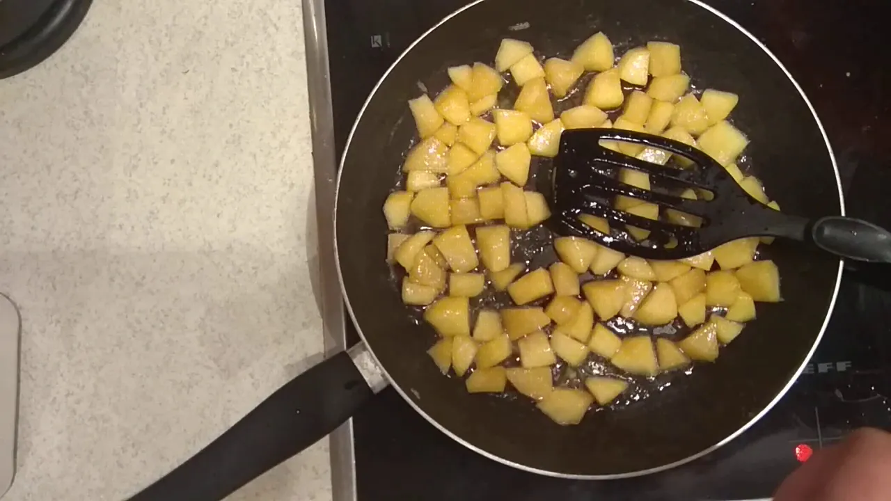 Kaiserschmarren - traditionelles Rezept, angerichtet mit selbst gemachtem Apfelmus / Sallys Welt. 