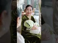 她嫁给冷面霍爷后，竟撞见他对着奶瓶手忙脚乱的模样！外人眼里说一不二的掌权人，回家却要学着哄孩子，还开始在意她累不累，她原以为这段婚姻只有责任，偏偏他的靠近让她越来越难守住心！#先婚后爱