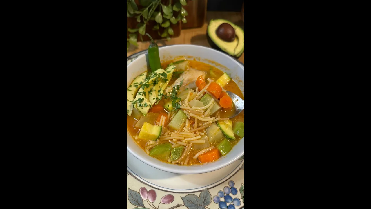 Sopa de Pollo con Fideo - Riqusima