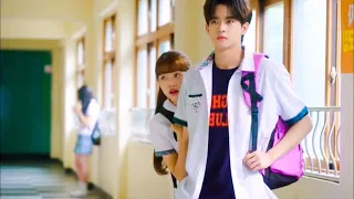 بنت طيبة بتتعرض للتنمر بس بدافع عنها اشهر طالب في المدرسة وبيقع في حبها ملخص 