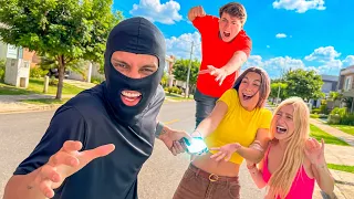 O Arthur FARMOU AURA para salvar a Leandra do assaltante!