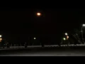 Download Lagu Pemandangan malam dengan langit gelap dan bulan yang bersinar terang