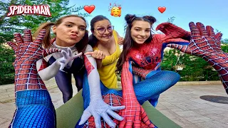 THIS CRAZY MOM WANTS SPIDER-MAN TO MARRY HER DAUGHTERS! 😱💍 (Epic ParkourPOV Romantic Love)