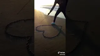 فن الكتابه على رمل بحرف ابو لحب بتمنا الدعم 