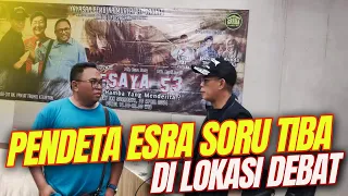 Download Saling tatapan..!! Pendeta Esra Soru \u0026 Dondy Tan cek Kesiapan Lokasi Debat  | Mualaf VS Pendeta MP3