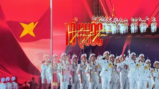 Xúc động lễ thượng cờ dưới mưa và hàng vạn người cùng đồng thanh "Tiến Quân Ca"