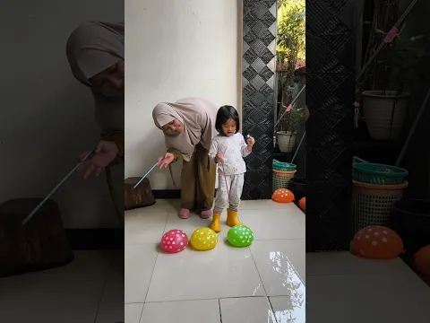 Meletuskan balon warna-warni sambil makan permen ditemani mamah 🎉🥳 #shorts #meletuskanbalon #balloon