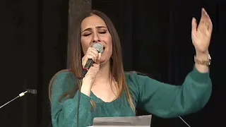 ترنيمة نعظم دمك نرفع أسمك   لورا ألبازي دندنها
