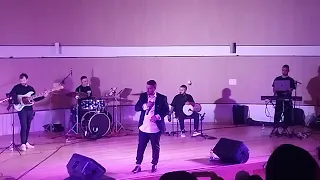 רפאני הזמר אליה והב עוצר במהלך הופעה בעיר אשקלון ומקדיש את השיר רפאני לרפואתו של מרן שליט א 