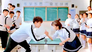 بنت جميله بتتحدي اوسم شاب في المدرسه قدام كل الطلاب وبيتنافس علي حبها اجمل واشهر ولدين ملخص مسلسل 