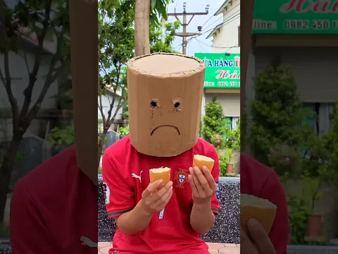 বন্ধুর সাথে রুটি ভাগাভাগি 🍞