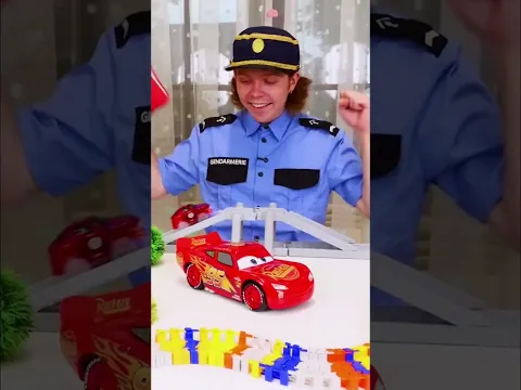 La voiture est en prison… son ami vient le libérer #shorts #voituresdecourse #jeuxdenfants
