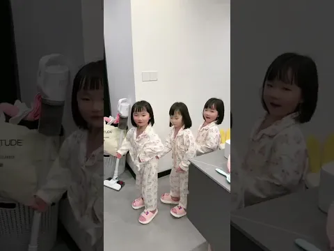 管理三胞胎最好的方法就是让她们自己动手！#三胞胎 #家有萌娃 #vlog #爸爸带娃 #lovelybaby #lovely #cute #funny #搞笑 #sister #girls