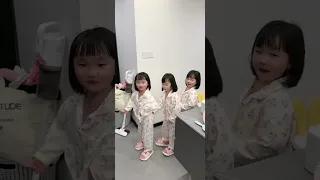 管理三胞胎最好的方法就是让她们自己动手！#三胞胎 #家有萌娃 #vlog #爸爸带娃 #lovelybaby #lovely #cute #funny #搞笑 #sister #girls
