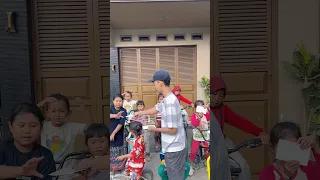 Pembagian uang jajan dari penonton yang super baik
