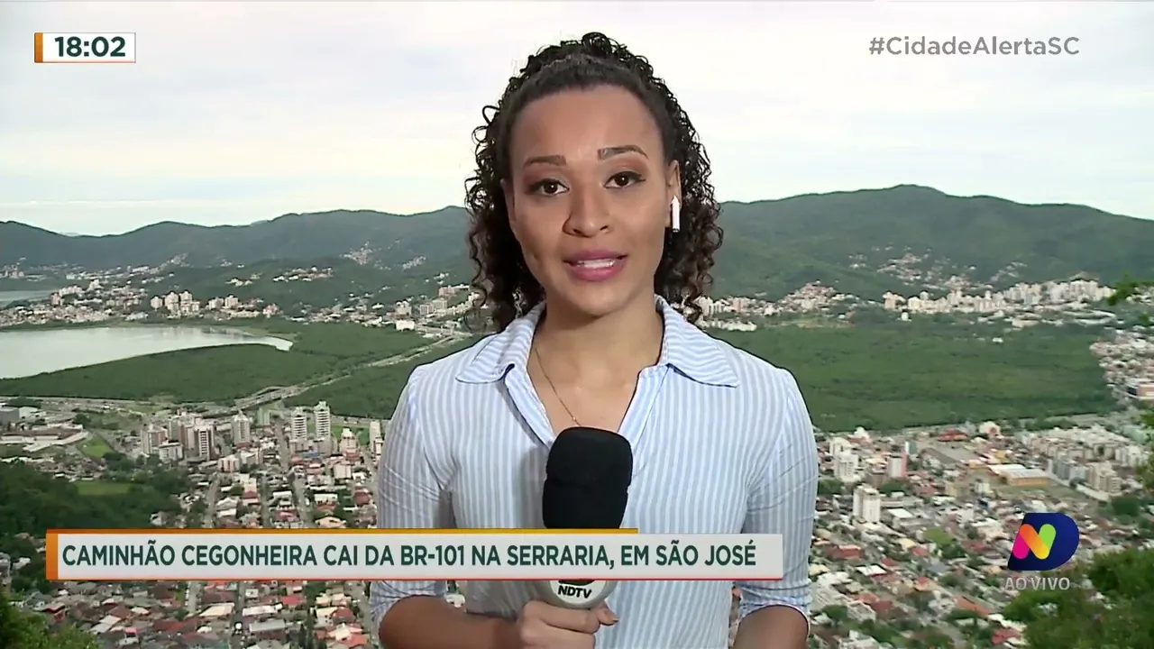 Caminhão cegonheira cai da BR-101 na Serraria, em São José