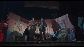 شكرا شكرا دي هدية صغير للنجم بتاعنا برا يا ابن الش شبشب   اوس اوس دندنها