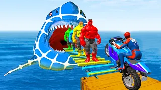 الرجل العنكبوت يعبر فوق سمك القرش و الرجل الاخضر و الرجل الاحمر Spiderman Ride On Hulk Bridge 