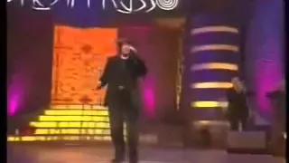 روسي يغني حبيبي يا نور العين للهضبه عمرو دياب بالعربي 