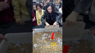 تحدي إخراج العملات الذهبية دون استخدام اليدين Shorts  تحدي إخراج العملات الذهبية دون استخدام اليدين Shorts