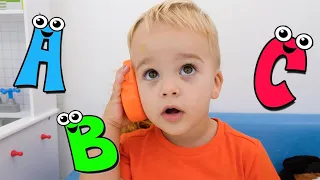 يتعلم كريس الأبجدية الإنجليزية والحيوانات والفواكه دندنها